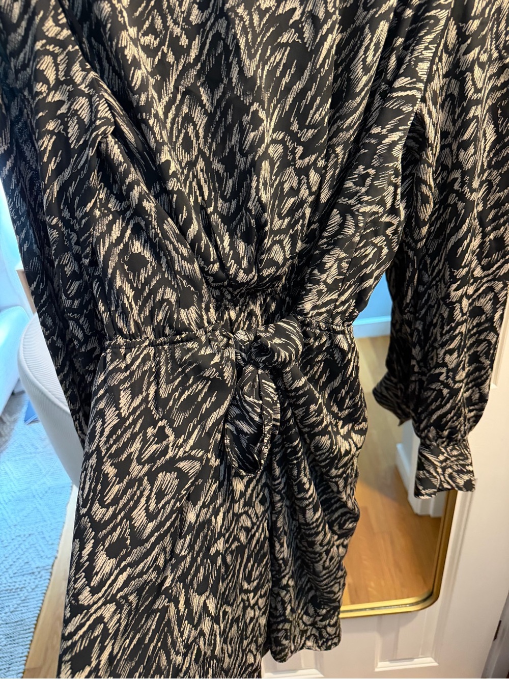 Evereve Black and Cream Printed Tie-Waist Mini Dress